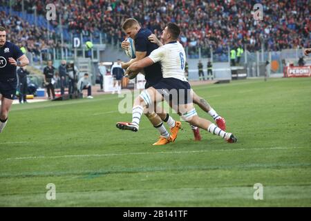 Rom, Italien. Februar 2020. Adam Hastings während des Spiels zwischen Italien und Schottland im Stadio Olimpico von Rom. Schottland schlug Italien 17-0 für das dritte Spiel von Guinnes Six Nation 2020. (Foto von Paolo Pizzi/Pacific Press) Credit: Pacific Press Agency/Alamy Live News Stockfoto