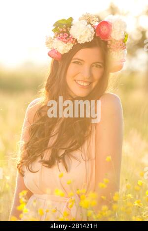 Frau mit Blumen Kranz auf einer Wiese Stockfoto