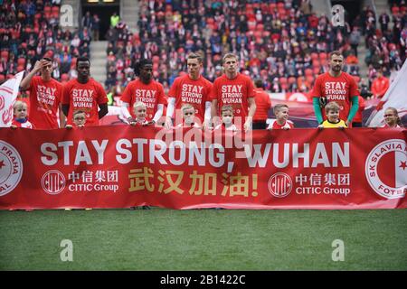 Prag, Tschechien. Februar 2020. Die Line-Up-Spieler des SK Slavia Praha tragen Trikots mit der Botschaft "Tay Strong Wuhan" in Englisch und Mandarin Pose vor ihrem tschechischen Liga-Spiel gegen den SFC Opava in Prag, Tschechien, 22. Februar 2020. Der tschechische Spitzenflieger SK Slavia Praha solidarisierte sich mit China bei seinem 2:0-Heimsieg über SFC Opava am Samstag im Kampf gegen den Roman Coronavirus. Kredit: Martin Mach/Xinhua/Alamy Live News Stockfoto