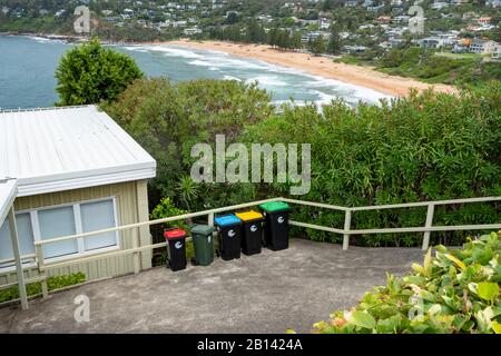 Australien Wheelie Bins in Whale Beach, grün für Vegetation, rot für allgemeine Abfälle und gelb für Behälter und Glas, Sydney, Australien Stockfoto