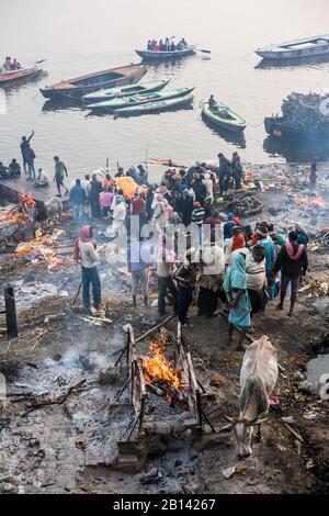 Traditionelle Beerdigung am Ufer des Flusses Ganges, Varanasi, Indien, Asien Stockfoto