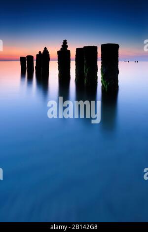 Sonnenuntergang am Weststrand, Steinpyramiden an alter Groyne, Darß, Ostsee, Mecklenburg-Vorpommern, Deutschland Stockfoto