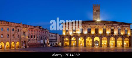 Bologna - Palazzo Comunale und Palazzo del Podesta am Piazza Maggiore in der Morgendämmerung. Stockfoto