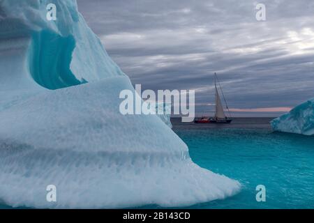 Eisberge und Segelboot in der Diskobucht auf Mittsommer, Grönland Stockfoto