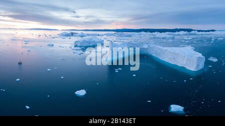 Eisberge und Segelboot in der Diskobucht auf Mittsommer, Grönland Stockfoto