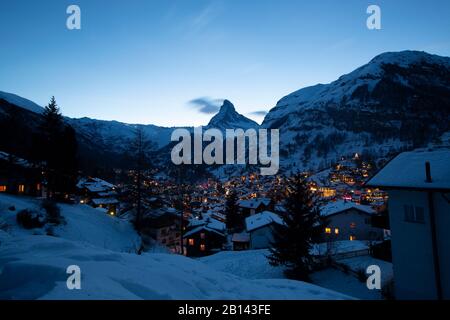 Zermatt mit Matterhorn in der Dämmerung, Schweiz Stockfoto