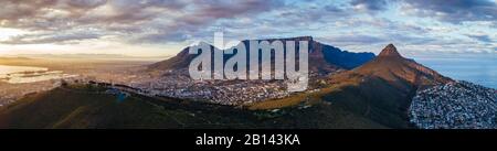 Kapstadt mit Lions Head und Tafelberg, Südafrika Stockfoto