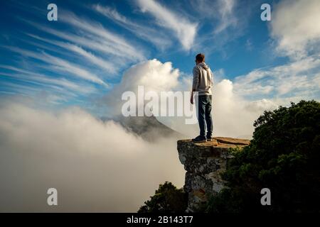 Man steht auf Felsen mit Blick auf den Lions Head, Kapstadt, Südafrika Stockfoto