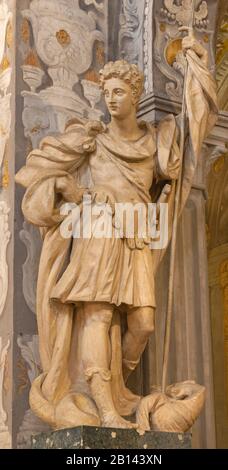 Ferrara, ITALIEN - 30. JANUAR 2020: Die Statue des heiligen Georg in der Kirche Basilica di San Giorgio fuori le mura von Francesco Casella aus 16. Cent. Stockfoto