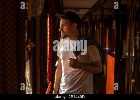 Mann stand am Fenster, Transsibirische Eisenbahn Stockfoto