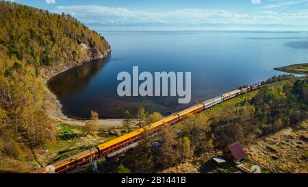 Transsibirische Eisenbahn am Baikalsee, Sibirien, Russland Stockfoto