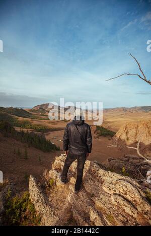 Mann, auf Felsen, mongolische Schweiz, Wüste Gobi, Mongolei Stockfoto