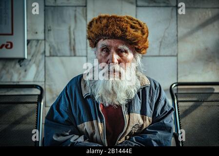 Alter Mann mit Bart auf dem Bahnhof in Irkutsk, Russland Stockfoto