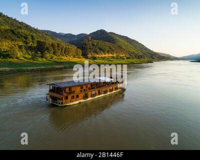 River Cruise Ship Mekong Sun auf dem Mekong in Laos. Stockfoto