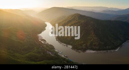 Mekong Fluss und die Berge in Laos. Stockfoto