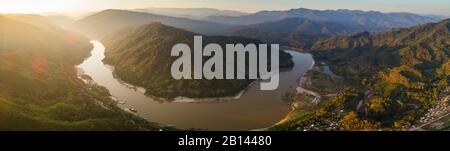 Mekong Fluss und die Berge in Laos. Stockfoto