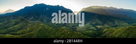 Mekong Fluss und die Berge in Laos. Stockfoto