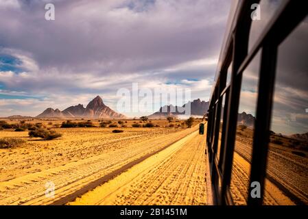 Mit dem Bus auf dem Weg nach Spitzkoppe Stockfoto