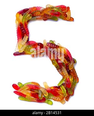 Arabische Zahl '5' aus mehrfarbigem Kaumarmalade auf einem weiß isolierten Hintergrund. Lebensmittelmuster aus Süßigkeiten von Kindern Schlangen. Helles Alpha Stockfoto