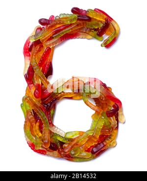 Arabische Zahl '6' aus mehrfarbigem Kaumarmalade auf einem weiß isolierten Hintergrund. Lebensmittelmuster aus Süßigkeiten von Kindern Schlangen. Helles Alpha Stockfoto