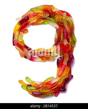 Arabische Zahl '9' aus mehrfarbigem Kaumarmalade auf weiß isoliertem Hintergrund. Lebensmittelmuster aus Süßigkeiten von Kindern Schlangen. Helles Alpha Stockfoto