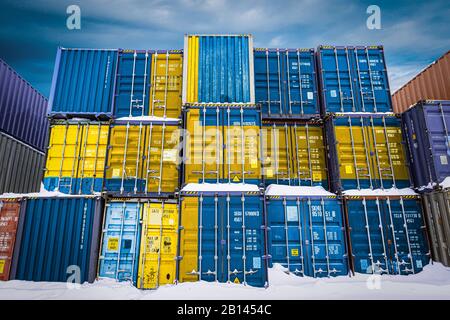 Die schwedische Nationalflaggen auf einer großen Anzahl von Metallbehältern zur Lagerung von Waren, die in Reihen übereinander gestapelt sind. Konzeption der Lagerung von Go Stockfoto