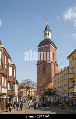 Carl-Schurz-Straße, in der hinteren Nikolaikirche, in der Berliner Stadt, in der Stadt Stockfoto