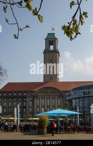 Neue Eisdiele der Berliner Eismarke aus dem Bezirk Berlin-Bezirk in der hinteren Stadthalle in der Berliner Stadt Stockfoto