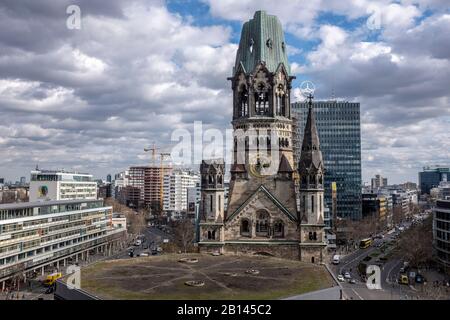 Kaiser-Wilhelm-Gedächtniskirche, Bikini-Haus links, Europa-Center, Charlottenburg, Berlin, hinten Stockfoto