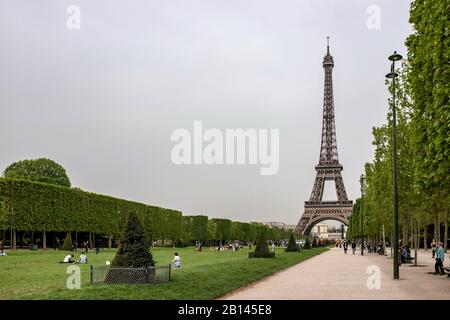 Eiffelturm, Parc du Champ de Mars, Paris, Frankreich Stockfoto