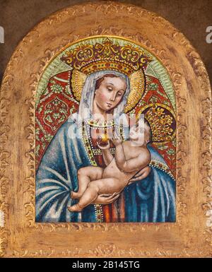 FERRARA, ITALIEN - 30. JANUAR 2020: Die Keramik-Madonna in der Kirche Basilica di San Giorgio fuori le mura. Stockfoto