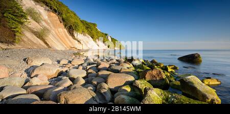 Kreidefelsen und sprunghafte Quader an der Ostsee im Frühjahr, hinten Königsstuhl, Frischgrün, Nationalpark Jasmund, Insel Rügen, Mecklenburg-Vorpommern, Deutschland Stockfoto