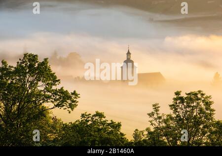 Aus dem Morgennebel erhebt sich die Pfarrkirche Nißmitz, Freyburg (Unstrut), Sachsen-Anhalt, Deutschland Stockfoto