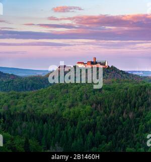 Blick vom Rennsteig auf die Wartburg in der letzten Abendleuchte, Thüringer Wald, Eisenach, Thüringen, Deutschland Stockfoto