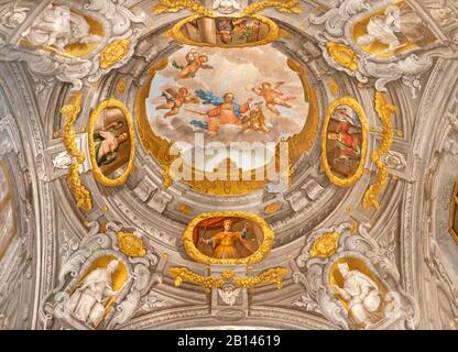 FERRARA, ITALIEN - 30. JANUAR 2020: Das Fresko der Madonna unter den Engeln von der Decke der Kirche Basilica di San Giorgio fuori le mura. Stockfoto