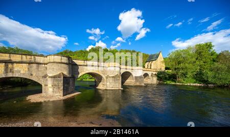 Alte Steinbrücke von 1223 über den Werra-Fluss mit Brückenkapelle, Liboriuskapelle, Wallfahrtskapelle, Creuzburg, Thüringen, Deutschland Stockfoto