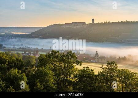 Blick auf Freyburg mit Schloss Neuenburg, vor der Kirche von Nißmitz, Morgennebel im Unstrut-Tal, Freyburg (Unstrut), Sachsen-Anhalt, Deutschland Stockfoto