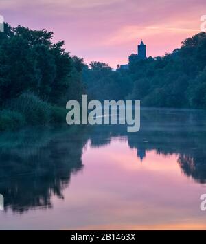 Sonnenaufgang an der Saale, Ruine Schönburg reflektiert, Naumburg, Sachsen-Anhalt, Deutschland Stockfoto