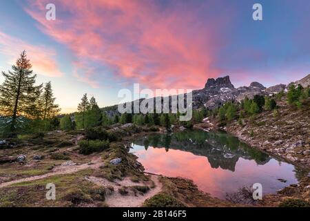 Sonnenaufgang am Lago di Limides, Blick auf den Monte Averau, die Dolden, Italien Stockfoto