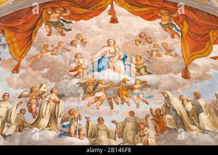 FERRARA, ITALIEN - 30. JANUAR 2020: Das Fresko der Madonna unter den Benediktinern in Apsida der Kirche Basilica di San Giorgio fuori le mura. Stockfoto