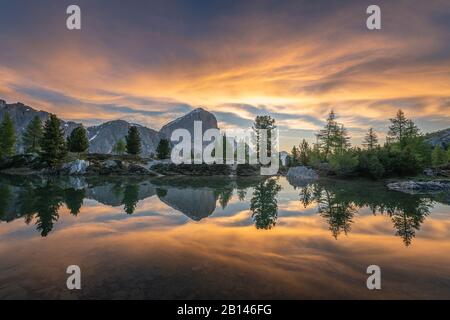 Sonnenaufgang am Lago di Limides, Blick auf Tofane, die Dolden, Italien Stockfoto