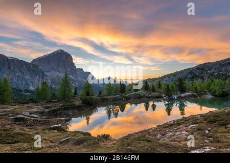 Sonnenaufgang am Lago di Limides, Blick auf Tofane, die Dolden, Italien Stockfoto