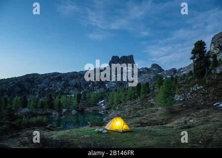 Sonnenaufgang am Lago di Limides, Blick auf den Monte Averau, die Dolden, Italien Stockfoto