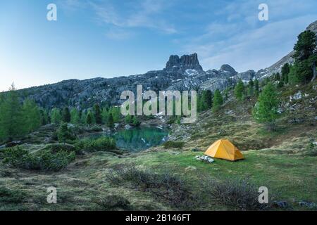 Sonnenaufgang am Lago di Limides, Blick auf den Monte Averau, die Dolden, Italien Stockfoto