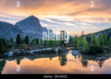 Sonnenaufgang am Lago di Limides, Blick auf Tofane, die Dolden, Italien Stockfoto