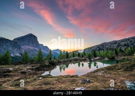 Sonnenaufgang am Lago di Limides, in den Dolden, Italien Stockfoto