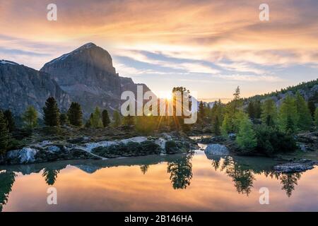 Sonnenaufgang am Lago di Limides, Blick auf Tofane, die Dolden, Italien Stockfoto