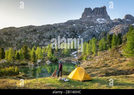 Sonnenaufgang am Lago di Limides, Blick auf den Monte Averau, die Dolden, Italien Stockfoto