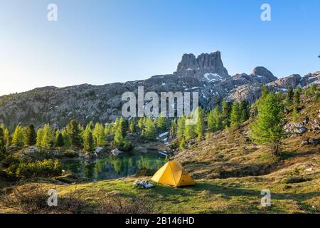 Sonnenaufgang am Lago di Limides, Blick auf den Monte Averau, die Dolden, Italien Stockfoto