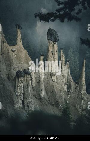 Erdpyramiden im Nebel, Südtirol, Italien Stockfoto